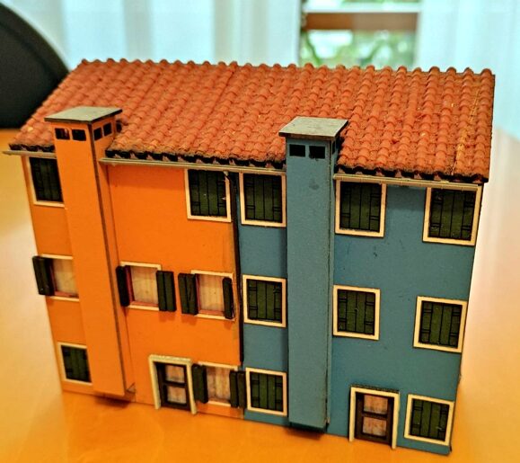 Italminiature IM-013 Casetta a tre piani riproducente le tipiche case italiane di Burano