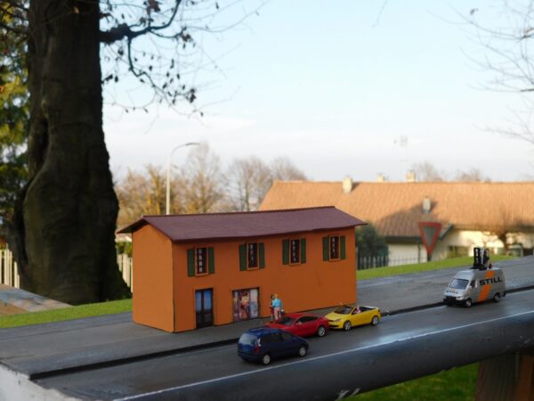 IME-H0-002 Casetta di paese con negozio scala 1/87 (H0)