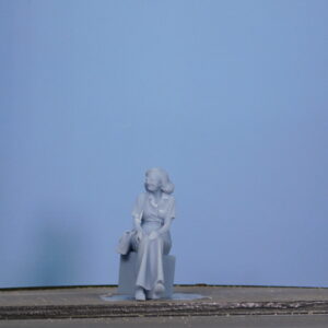 Personaggio femminile seduto viaggiatrice in scala 0