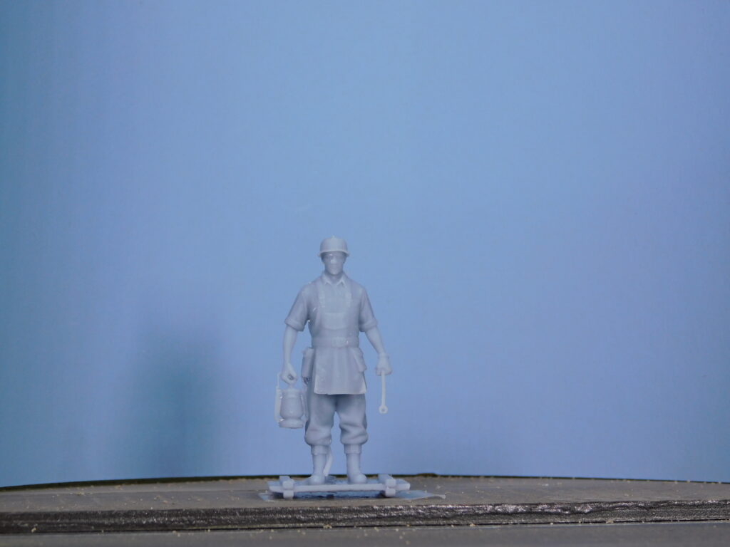 Modellino in scala 1/43 di operaio di linea ferroviaria anni 30