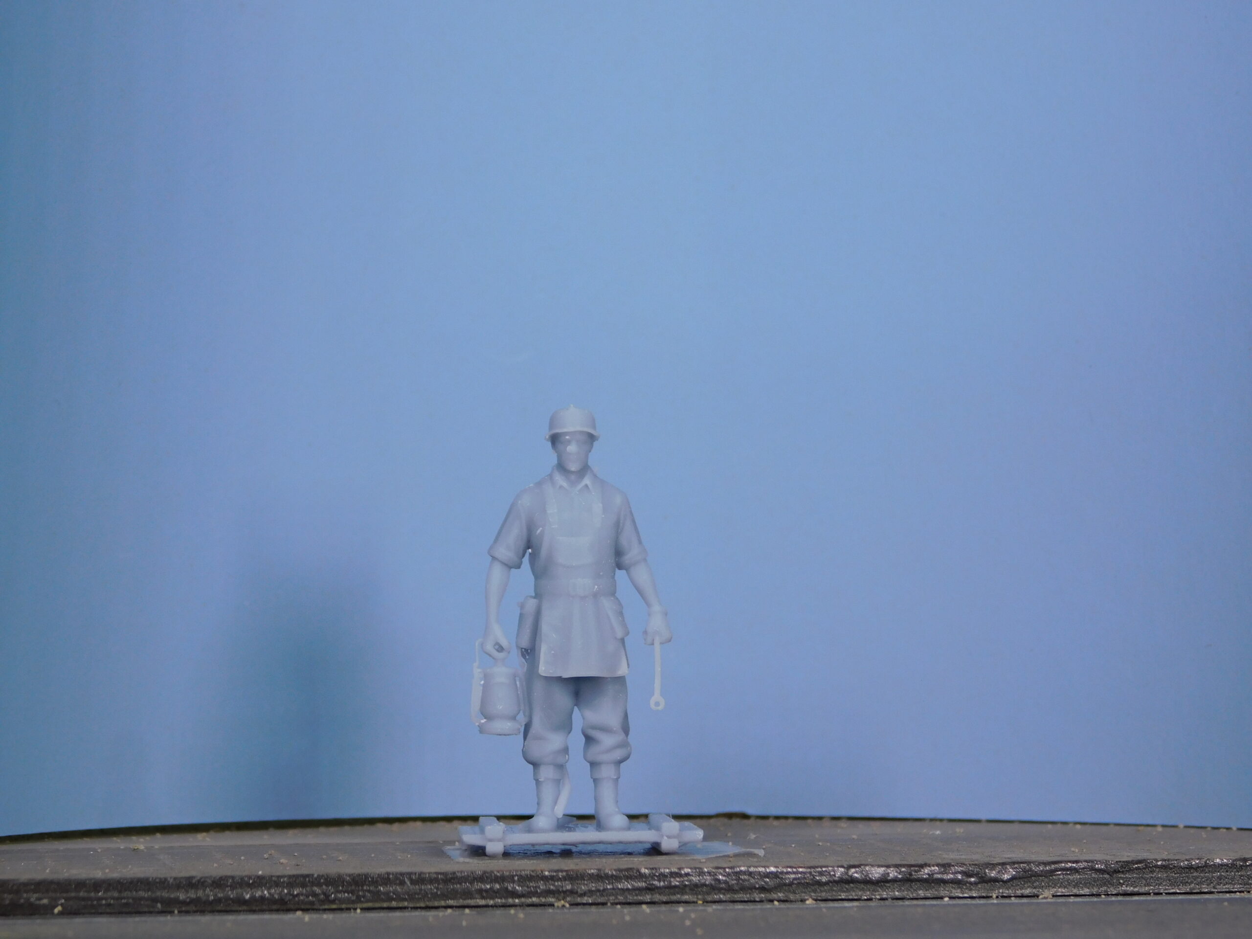 Modellino in scala 1/43 di operaio di linea ferroviaria anni 30