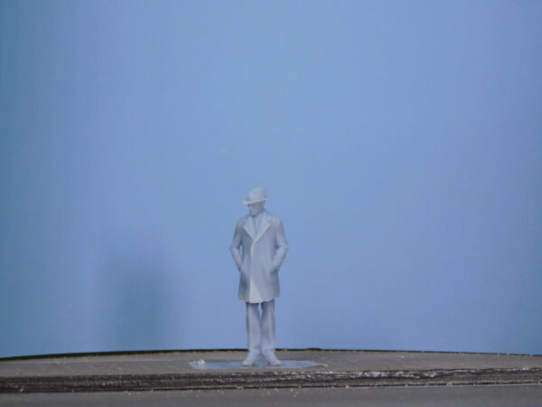 Viaggiatore con cappotto e cappello scala 1/43