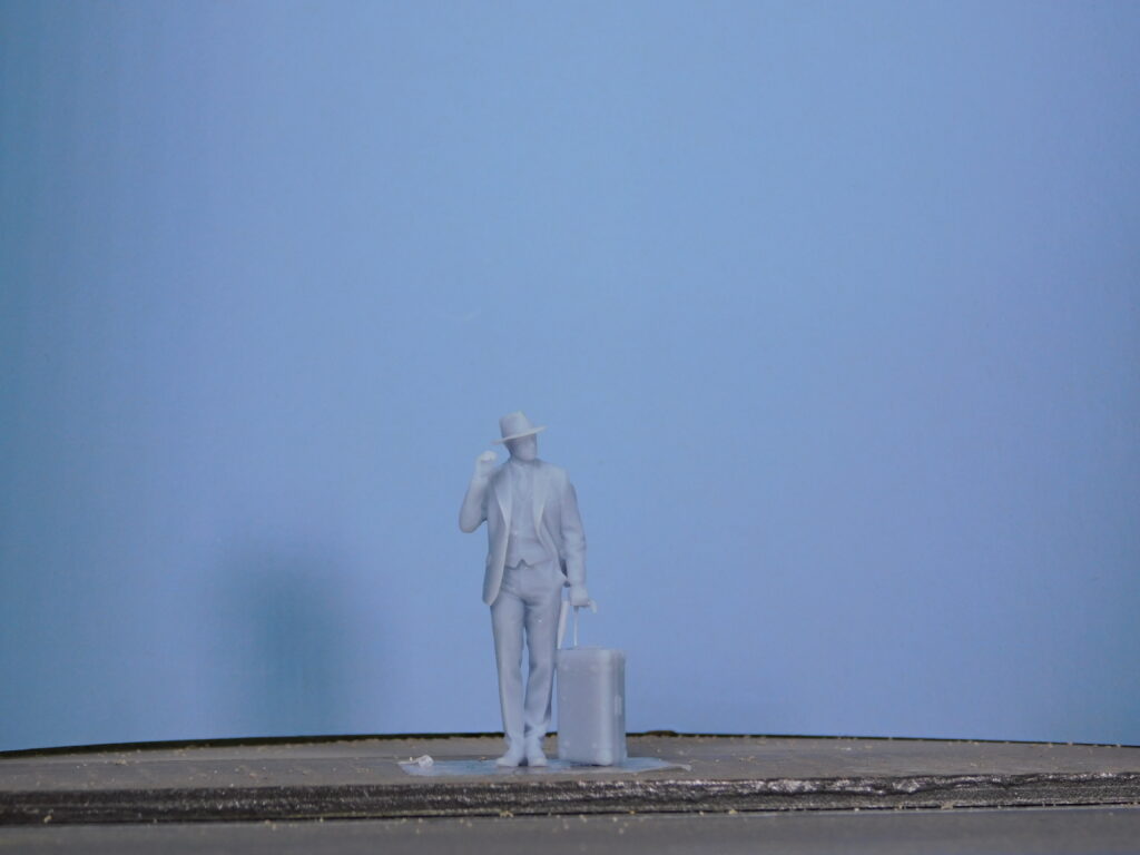 Viaggiatore con cappello e valigia scala 1/43