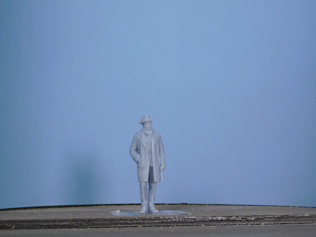 Signore con sciarpa e cappello. Modello in scala 1/43