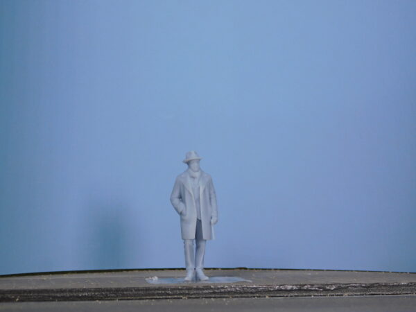 Signore con sciarpa e cappello. Modello in scala 1/43