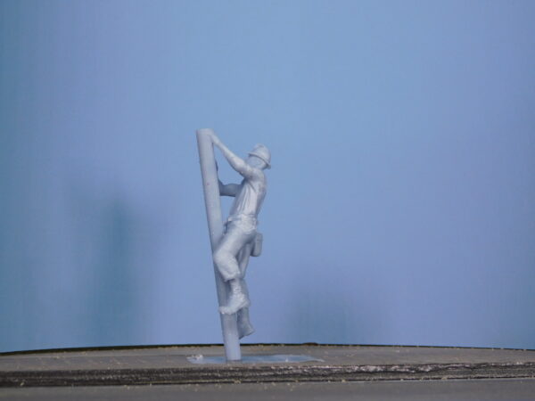 Modellino in resina di operaio al lavoro su un traliccio