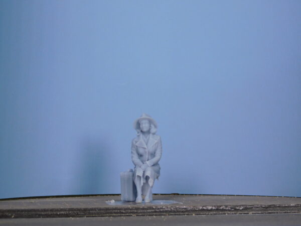 Personaggio femminile viaggiatrice in scala 0