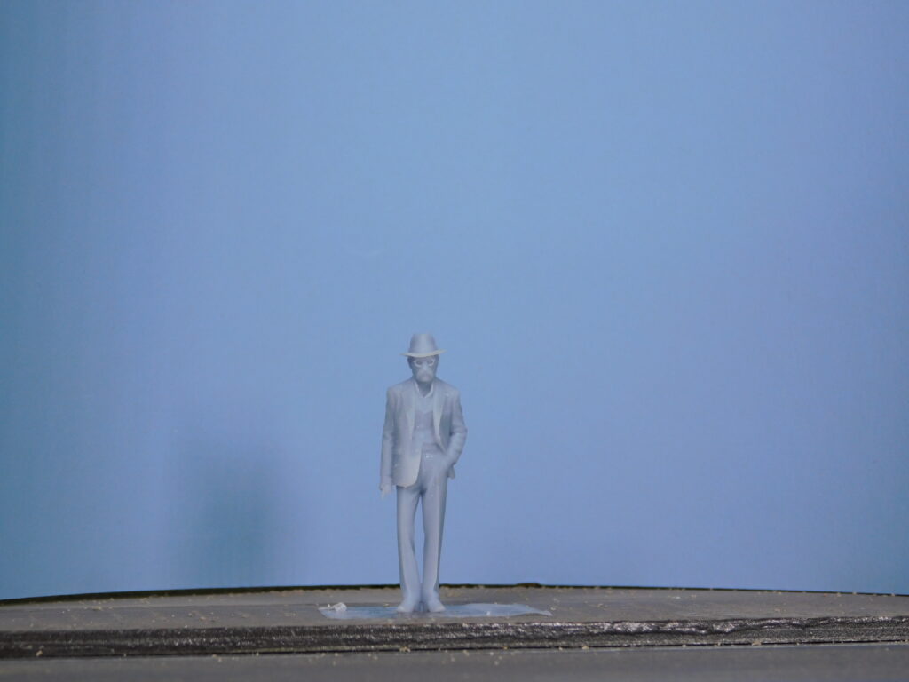 Signore anziano con occhiali e cappello scala 1/43