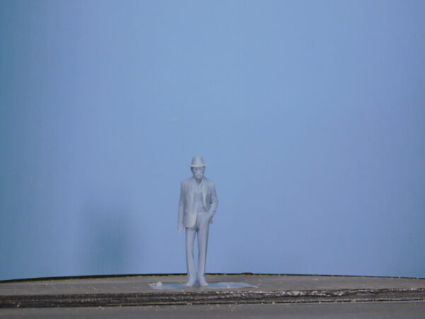 Signore anziano con occhiali e cappello scala 1/43