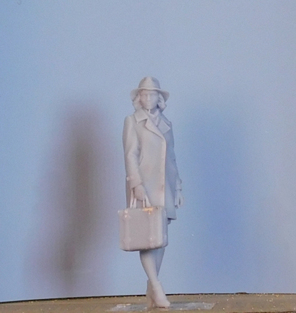 IMP-2-143-NV Personaggio donna con valigetta. Modellismo scala 1/24 non verniciato.
