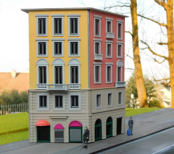 Palazzo cittadino ad angolo. modellismo in scala 1/87 (H0)